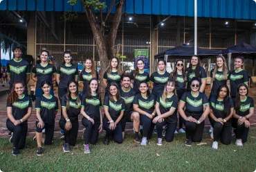 Equipe da Clínica Lamari uniformizada, cerca de vinte e cinco pessoas, reunida em campo