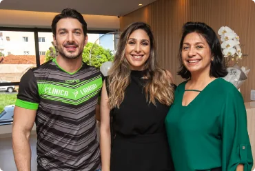 Três integrantes da Clínica Lamari sorrindo na inauguração, em abril de 2022